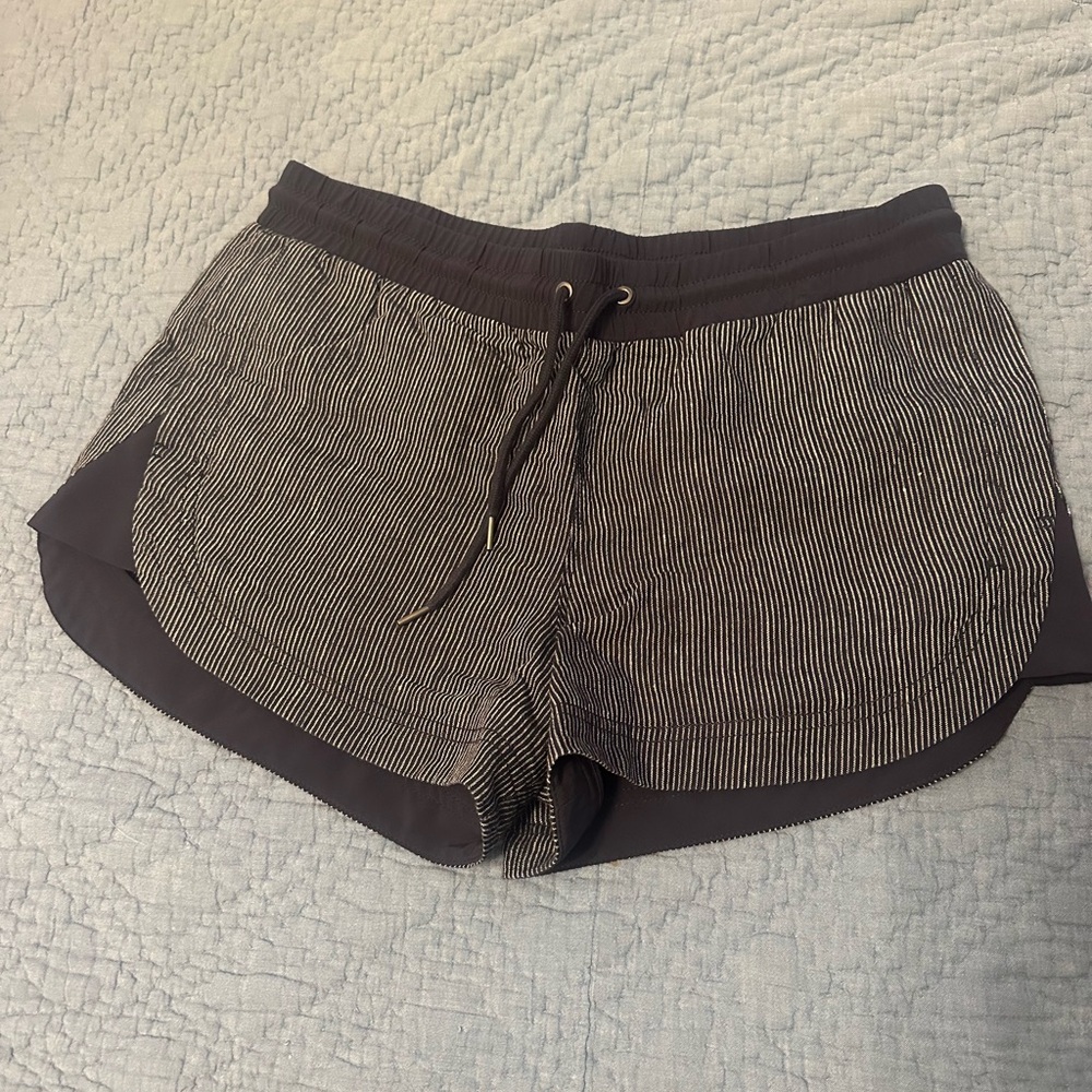 Athleta women’s navy and white striped linen shorts